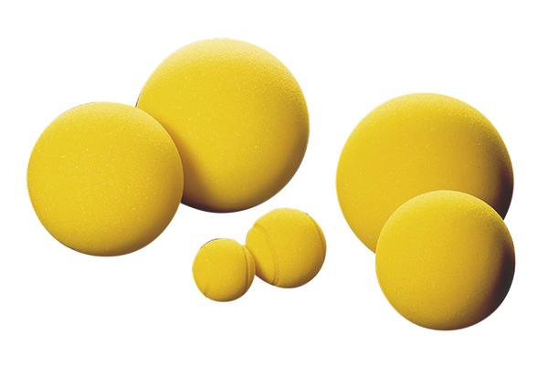 Gelbe Schaumstoffbälle in verschiedenen Größen auf weißem Hintergrund.