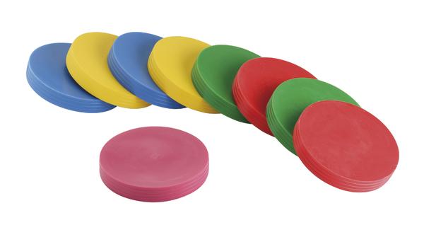 Bunte Kunststoff-Scheiben in Blau, Gelb, Grün, Rot und Pink, gestapelt auf weißem Hintergrund.
