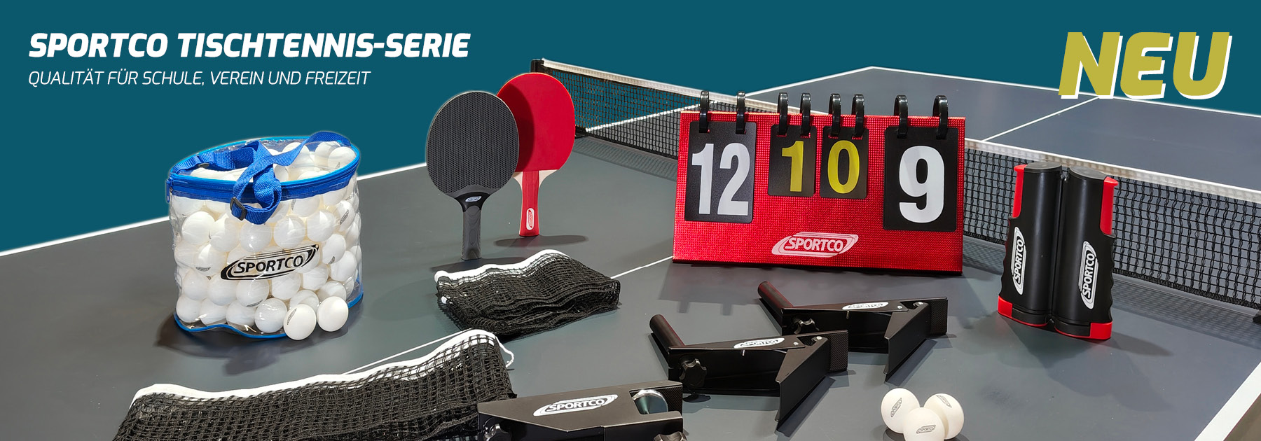Sportco Tischtennis-Produkte auf einer Tischtennisplatte