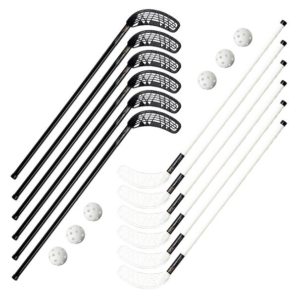 Set aus sechs Floorball-Schlägern und drei weißen Floorball-Bällen auf weißem Hintergrund.