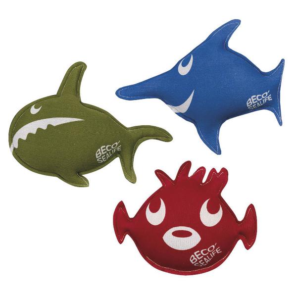 Drei bunte Beco Sealife Wasserspielzeuge in Form von Haien und Fischen aus Stoff.