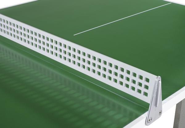 Tischtennisplatte mit grünem Spielfeld und weißem Netz, Nahaufnahme der Spielfeldkante.