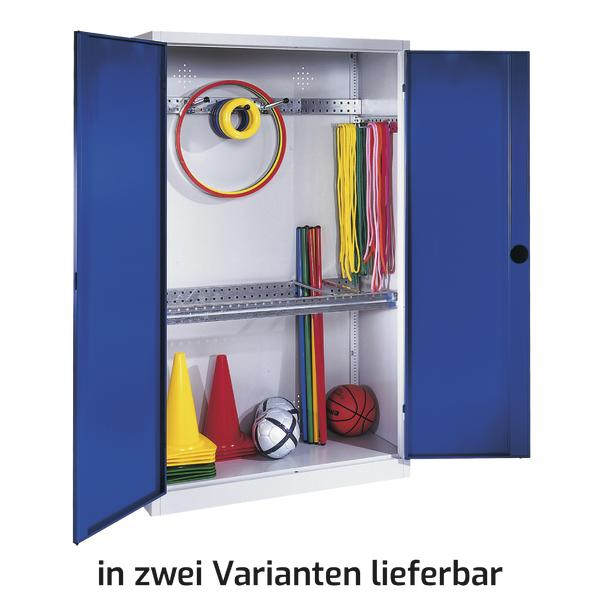 Offener blauer Sportgeräte-Schrank mit Bällen, Hütchen, Springseilen und Stangen.