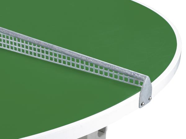 Grüner Tischtennistisch mit Metallnetz und weißem Rand, Nahaufnahme der Spielfläche.