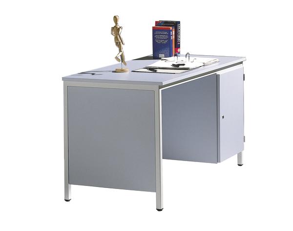 Moderner grauer Büroschreibtisch mit Aktenordnern, Klemmbrett und Holzfigur auf weißem Hintergrund.