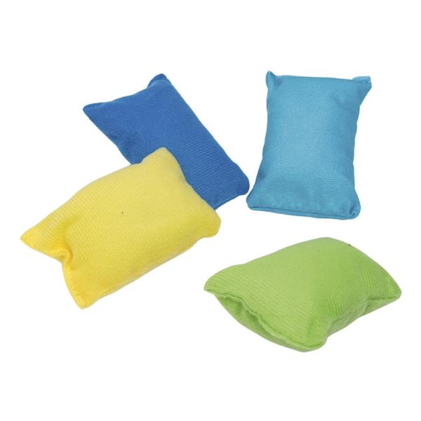 Vier farbige Bohnensäckchen in Blau, Türkis, Gelb und Grün.