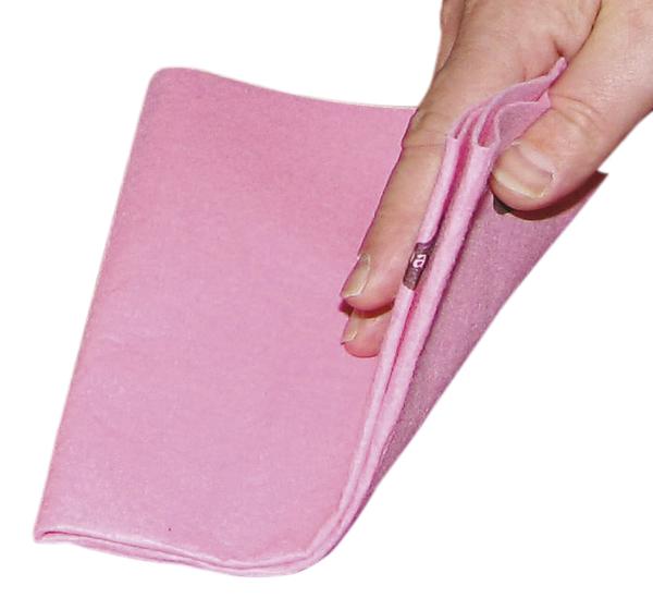 Hand hält ein gefaltetes, rosa Mikrofaser-Reinigungstuch auf weißem Hintergrund.
