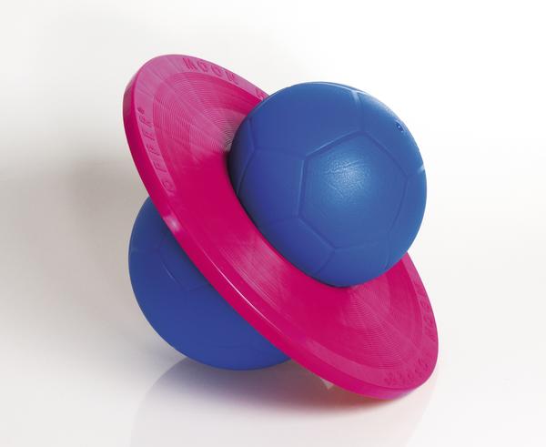 Blaues Spielzeug mit pinkem Ring, das an einen Planeten mit Ring erinnert, auf weißem Hintergrund.