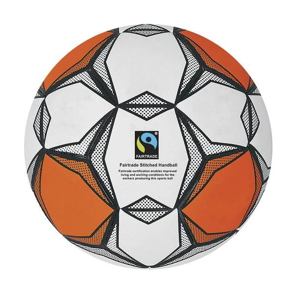 Fairtrade Handball in Weiß und Orange mit geometrischem Muster und Fairtrade-Logo.