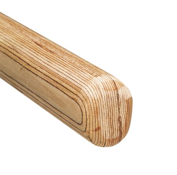 Holzgriff eines Werkzeugs mit glatter, abgerundeter Oberfläche und sichtbarer Maserung.