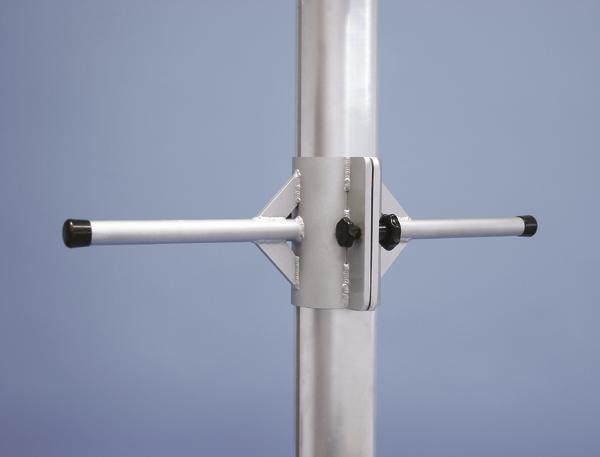 Metallhalterung mit zwei horizontalen Stangen an einem vertikalen Rohr vor blauem Hintergrund.