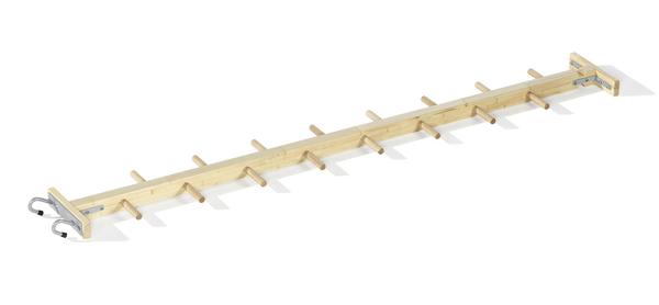 Holzleiter mit Metallbeschlägen und Haken, flach liegend auf weißem Hintergrund.