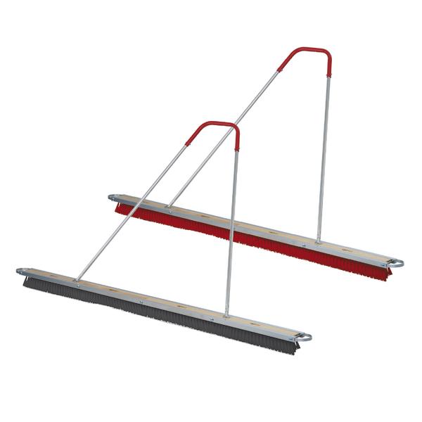 Zwei Bodenbesen mit langen Griffen, einer mit roten und einer mit schwarzen Borsten, auf weißem Hintergrund.