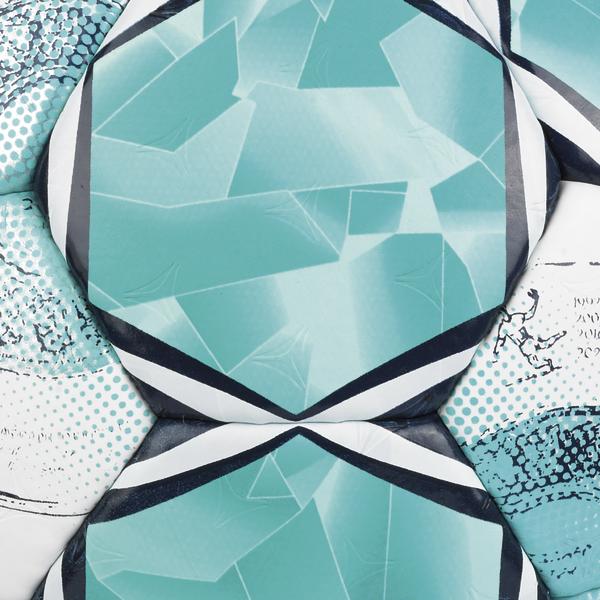 Detailaufnahme der Balloberfläche mit türkisfarbenem, geometrischem Muster sowie schwarzen und weißen Konturen zwischen den Ballsegmenten.