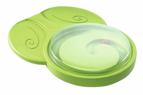 Grünes Balance-Board mit Labyrinth und beweglicher Kugel unter transparentem Deckel.