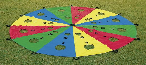 Buntes Wurfspiel mit nummerierten Löchern auf Gras für Outdoor-Freizeitaktivitäten.