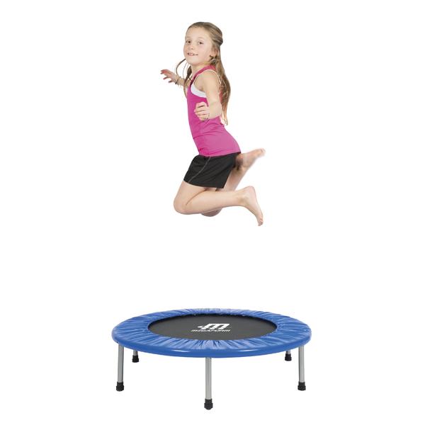 Kleines Mädchen springt auf einem Megaform-Mini-Trampolin mit fünf Beinen und blauem Rand.