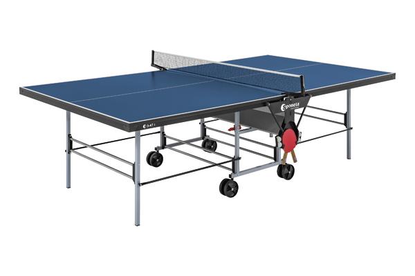 Klappbarer blauer Tischtennistisch mit Netz und Rollen für Indoor- und Outdoor-Spiel.