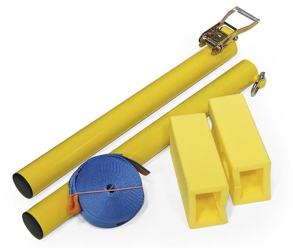Slackline-Set mit Pfostenschutz mit zwei gelben Pfosten, zwei gelben Schutzpolstern und blauer Slackline.