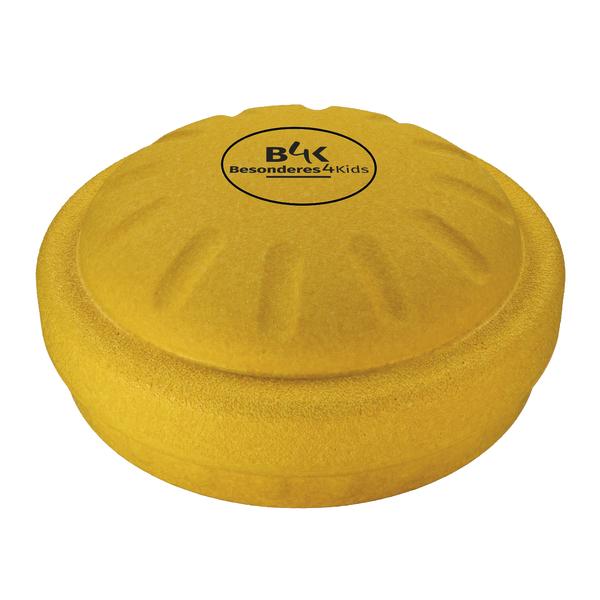 Gelbe Schaumstoffscheibe mit „B4K Besonderes4Kids“-Logo vor weißem Hintergrund.