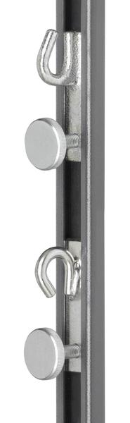 Metallhaken und Schrauben an grauem Schienenprofil für Befestigungssysteme.