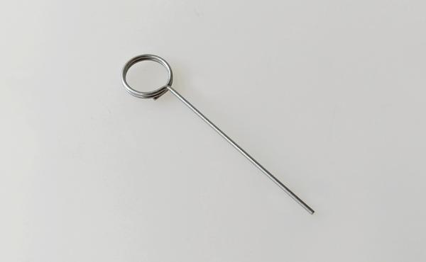 Metallspirale mit langem Stab auf weißem Hintergrund, medizinisches Instrument oder Werkzeug.