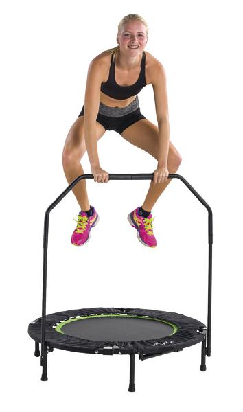 Frau springt auf Mini-Trampolin mit Haltegriff, trägt Sportkleidung und bunte Sportschuhe.