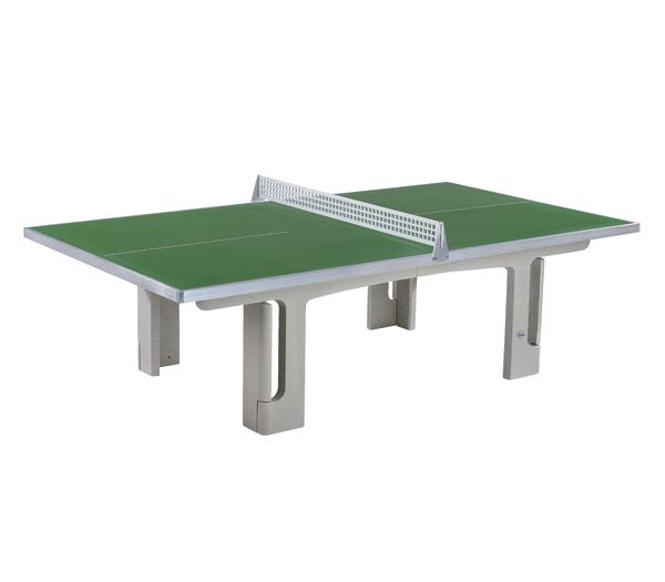Tischtennisplatte mit grünem Spielfeld und stabilem Betonunterbau für Outdoor-Spiel.