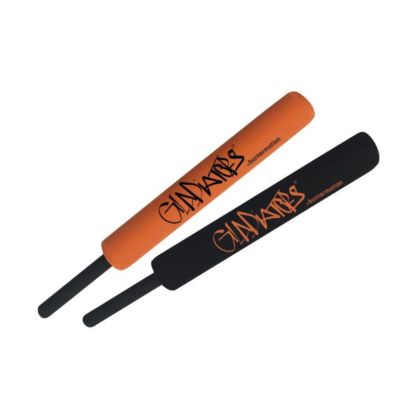 Zwei Schaumstoffstäbe in Orange und Schwarz mit „Gladiators“-Aufdruck.