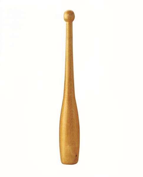 Eine naturfarbene Turn- und Gymnastikkeule aus Holz mit glatter Oberfläche, schlankem Griff, bauchiger Form im unteren Bereich und abgerundetem Knauf am oberen Ende.