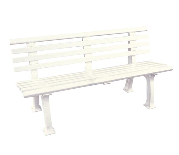 Weiße Parkbank aus Holz mit Rückenlehne auf weißem Hintergrund.