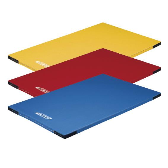 Drei farbige Gymnastikmatten in Gelb, Rot und Blau, gestapelt und flach liegend.