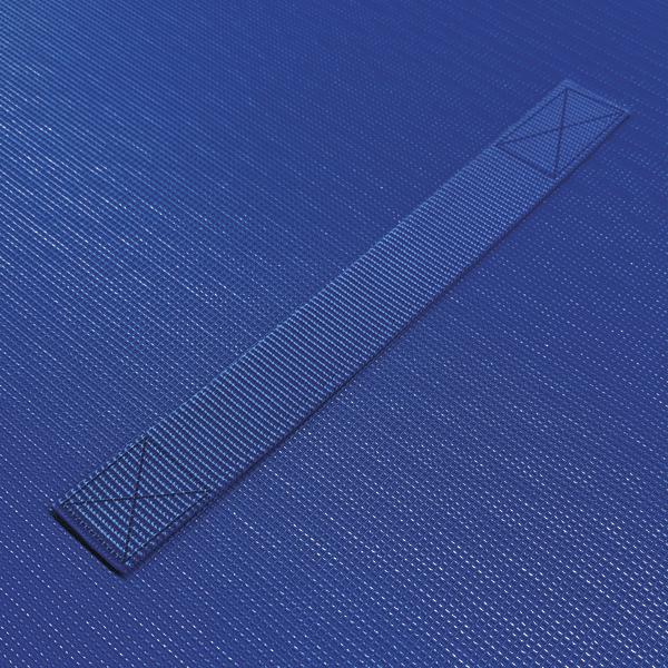 Blauer Tragegriff aus Nylon auf blauem, strukturiertem Kunststoffmaterial, Nahaufnahme.