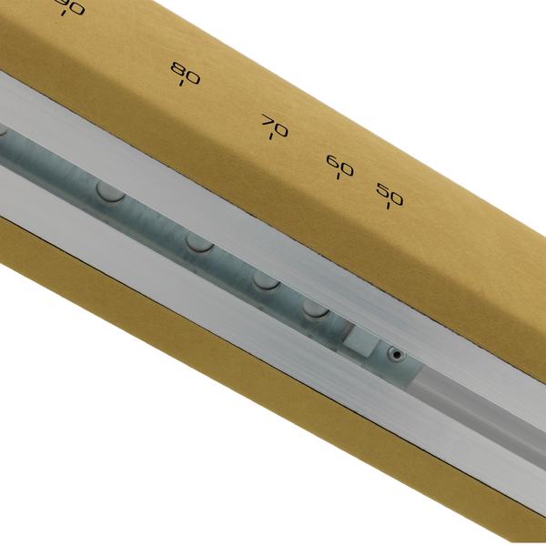 Nahaufnahme eines Lineals mit Zentimeter- und Millimeterangaben auf braunem Hintergrund.