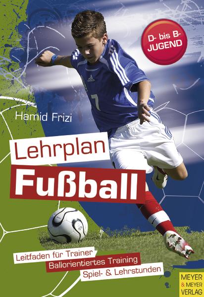 Jugendlicher Fußballspieler in blauem Trikot beim Schuss auf den Ball auf dem Spielfeld.