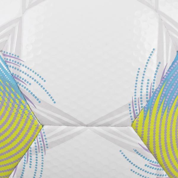 Weißer Derbystar-Fußball mit bunten grafischen Mustern in Blau, Grün und Gelb Detailansicht Balldesign