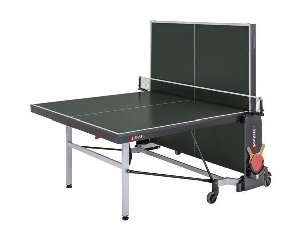 Klappbarer Tischtennistisch mit Netz, grüne Spielfläche und silbernem Gestell, Indoor-Spielgerät.