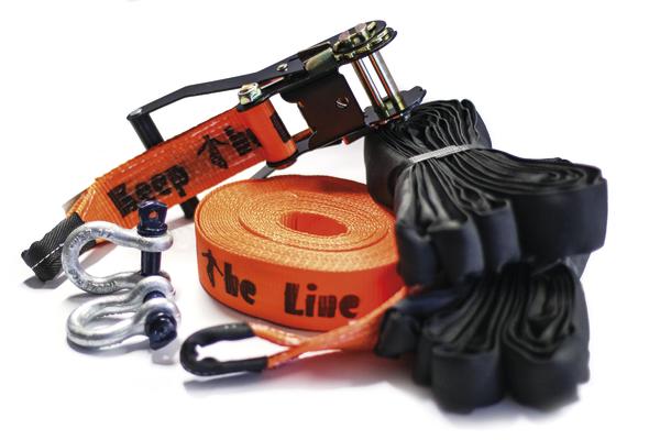 Orange und schwarze Spanngurte mit Ratsche und Metallösen für Sicherung und Transport.