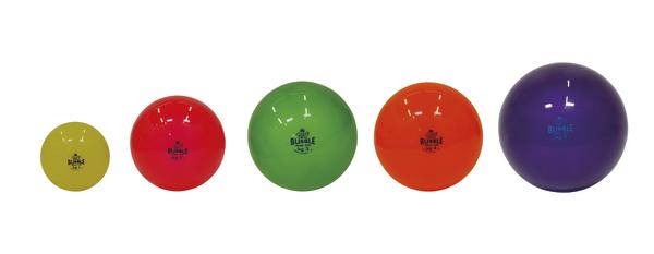 Fünf bunte Medizinbälle in verschiedenen Größen, von klein bis groß, auf weißem Hintergrund.