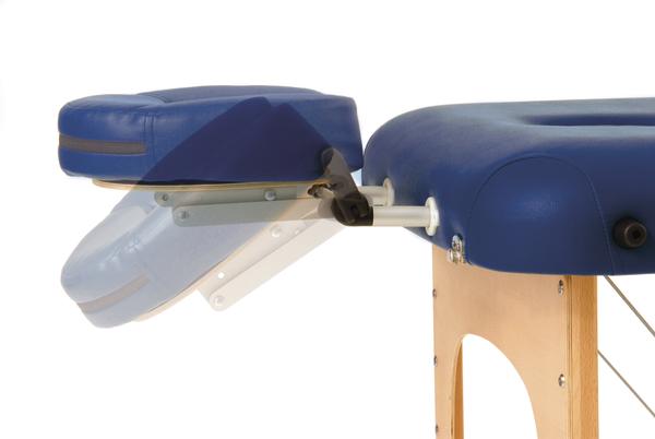 Verstellbare Kopfstütze eines blauen Massagetisches mit Holzgestell vor weißem Hintergrund.