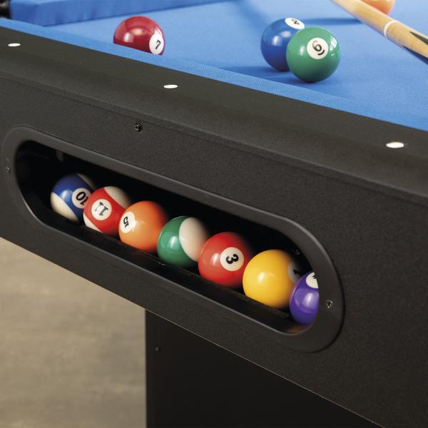 Ballrücklauf eines Billardtisches mit mehreren Billardkugeln im Ausgabefach.