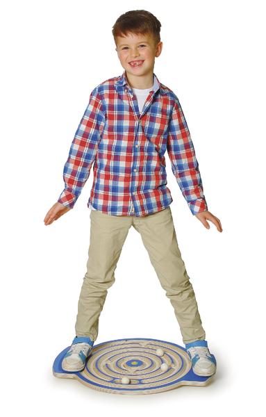 Junge in kariertem Hemd balanciert auf rundem Holzspielzeug mit Kugel-Labyrinth.