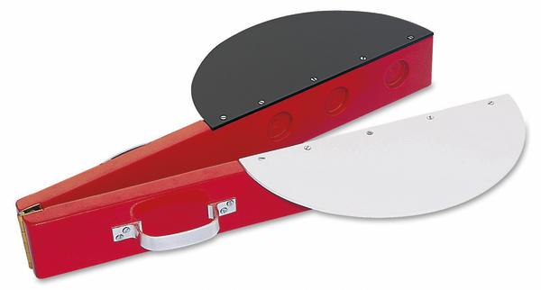 Rote Startklappe mit schwarzer und weißer Halbscheibe.