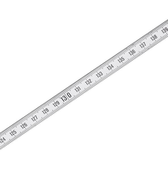 Metalllineal mit Zentimeter- und Millimeter-Einteilung von 124 bis 140 cm auf weißem Hintergrund.