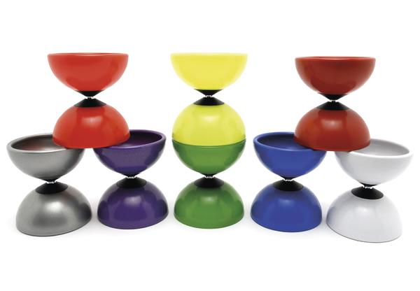 Bunte Diabolos in verschiedenen Farben, gestapelt auf weißem Hintergrund.