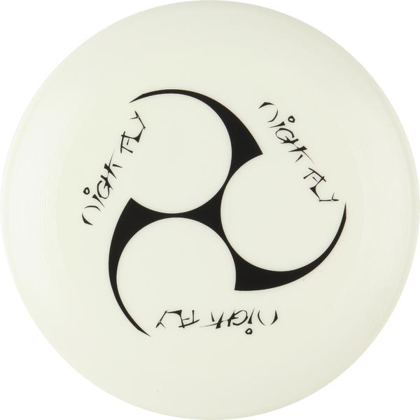Weißer Night Fly Frisbee mit schwarzem Dreieck-Logo und Schriftzug in der Mitte.