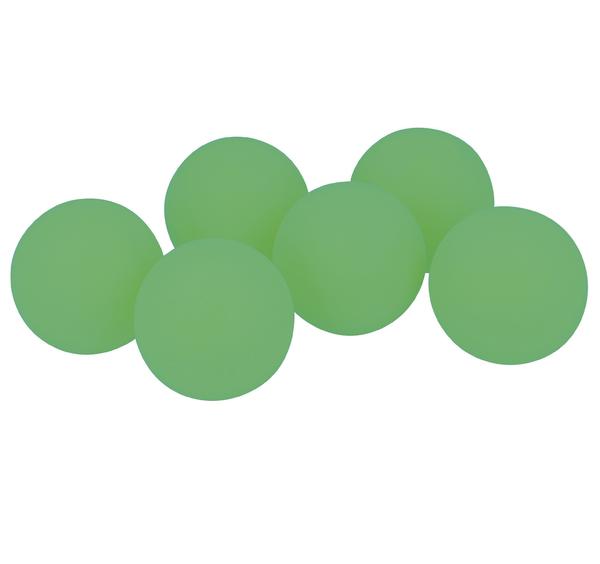 Grüne Tischtennisbälle in einer Gruppe auf weißem Hintergrund.