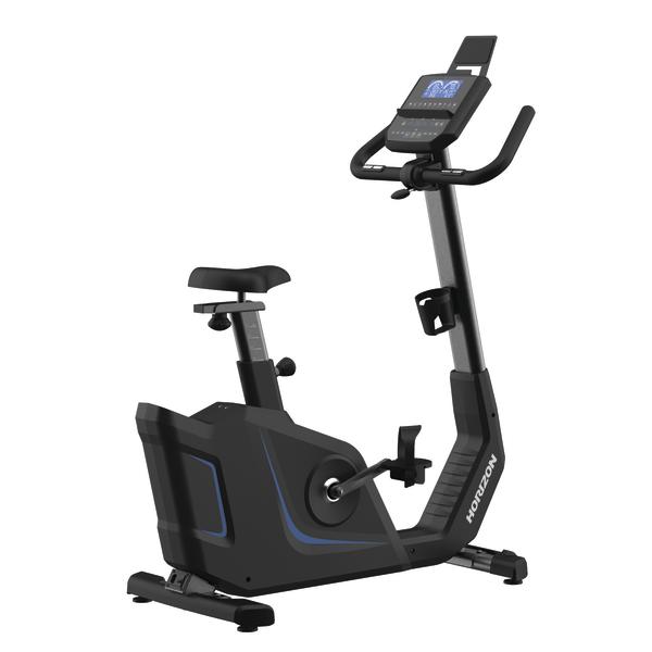 Schwarzes Ergometer mit blauen Akzenten, großer Trainingskonsole mit Tablet-Halterung, Getränkehalter und verstellbarem Sattel.