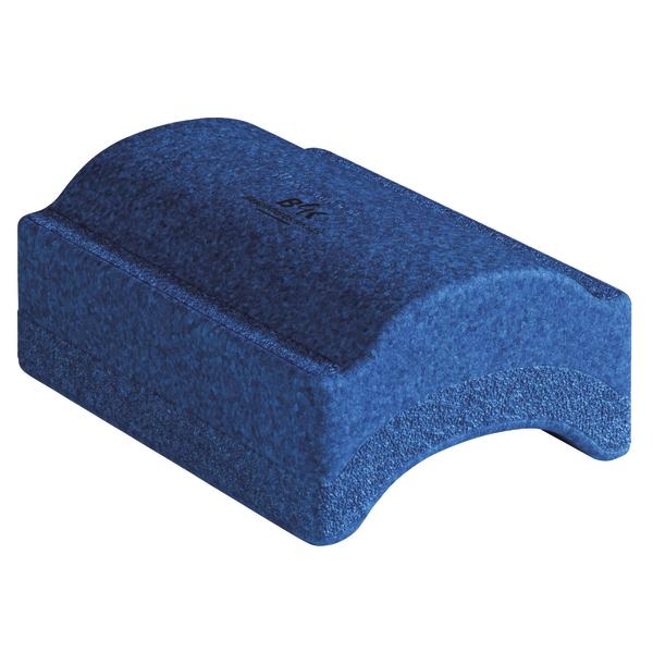 Blauer Schaumstoffbaustein mit B4K-Logo, gewölbter Oberseite und gebogener Aussparung an der Unterseite vor weißem Hintergrund.
