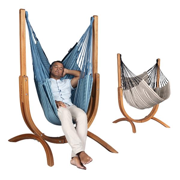 Mann entspannt in blauer Hängematte mit Holzgestell vor weißem Hintergrund. Beige Hängematte mit Holzgestell isoliert auf weißem Hintergrund